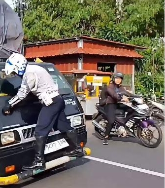 Viral Petugas Dishub Viral Nempel di Depan Mobil Pikap yang Tak Mau Ditindak