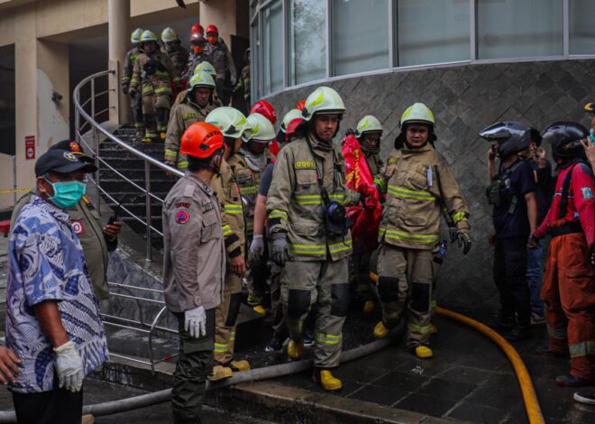 230 Personel Damkar Dikerahkan Padamkan Kebakaran Glodok Plaza personel damkar dikerahkan padamkan kebakaran glodok plaza