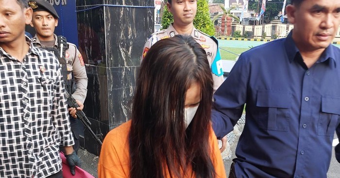 GARA GARA MEMPEROMOSIKAN SITUS TOGEL TERPERCAYA WANITA CANTIK DI CIREBON DI TANGKAP POLISI