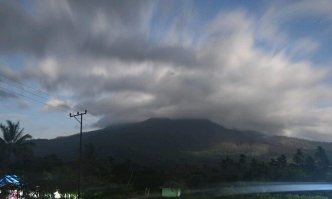 Ada 987 Gempa, Status Gunung Lewotobi Laki-laki Naik Level Awas