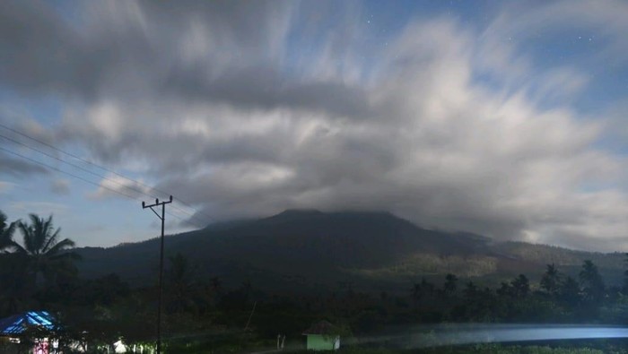 Ada 987 Gempa, Status Gunung Lewotobi Laki-laki Naik Level Awas