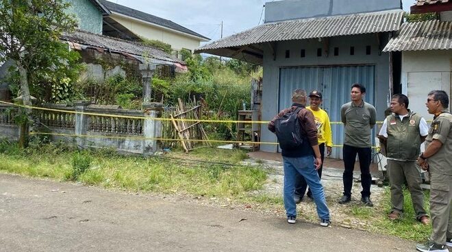 Pria Sukabumi Bunuh Kakak Gegara Tanah Warisan, Korban Disabet Samurai